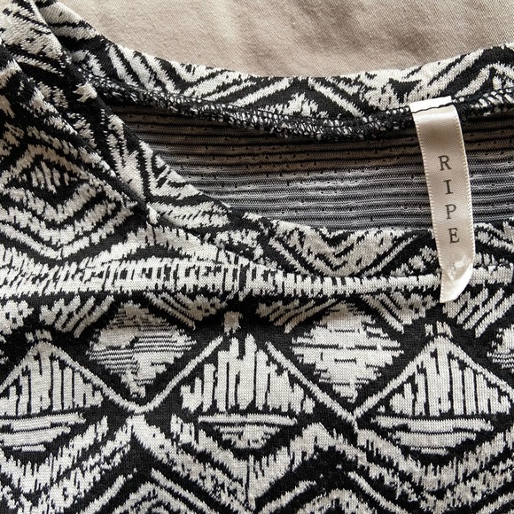 Patterned crop top, short sleeved. So cute! - Picture 2 of 6